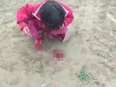 Video: Mẹ quất roi liên tiếp khiến con túa máu, ai xem cũng bức xúc