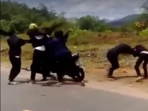 Xôn xao clip 2 nhóm nữ sinh đánh nhau dã man