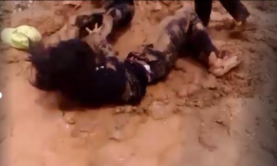 Túm tóc, dẫm đạp nhau giữa vùng bùn (Ảnh cắt từ clip)