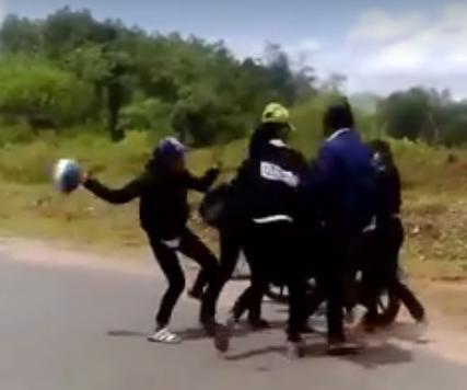 4 cô gái lao vào đánh 2 thiếu nữ, trong đó có cô dùng cả mũ bảo hiểm (Ảnh cắt từ clip)