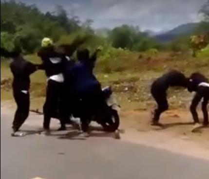 Xôn xao clip 2 nhóm nữ sinh đánh nhau dã man