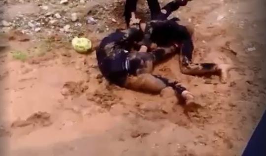 Xôn xao clip 2 nhóm nữ sinh đánh nhau dã man