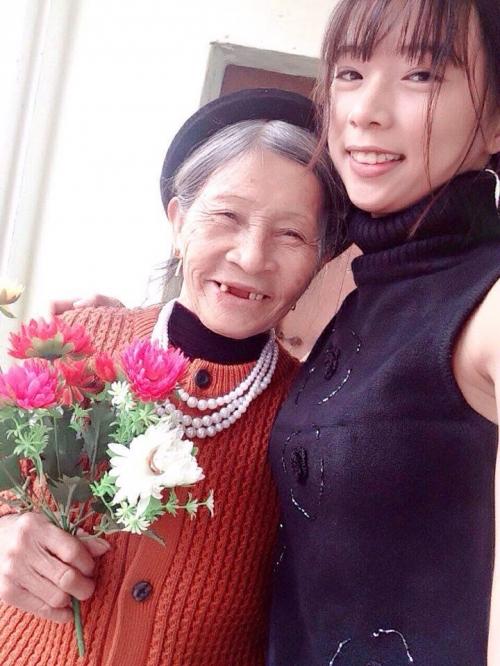 xuc dong ba 75 tuoi cham chau mo coi hoc gioi, xinh dep nhu hotgirl hinh anh 4