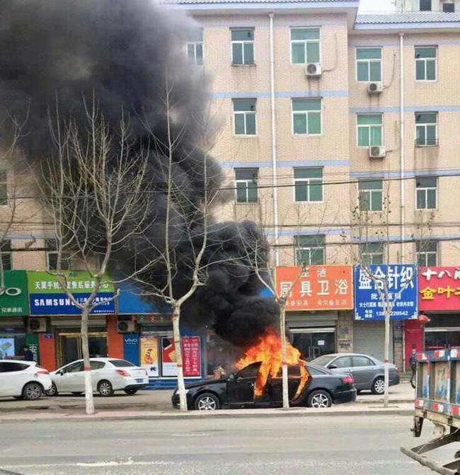 Trung Quốc: 2 đứa trẻ bị bỏ lại trong xe dùng bật lửa thiêu rụi cả chiếc Audi A6 - Ảnh 1.