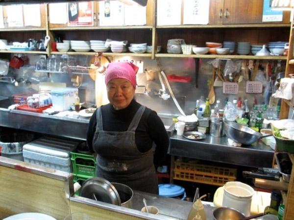 Ban ngày, bà Junko làm việc như những phụ nữ truyền thống khác tại một cửa hàng bánh bao của vợ chồng người em trai.