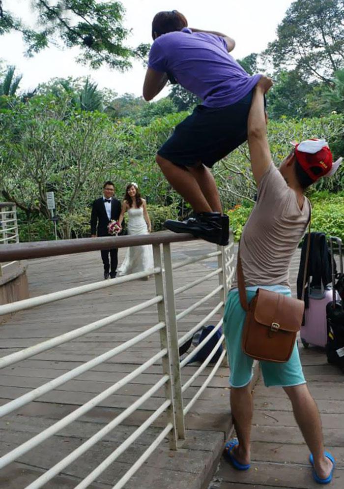 Nhớ giữ quần anh thật chắc nhé thằng em!