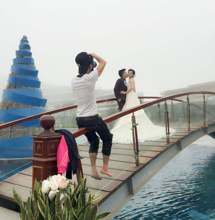 Trên cây cầu lãng mạn, có người thì vui, còn ta thì đau.