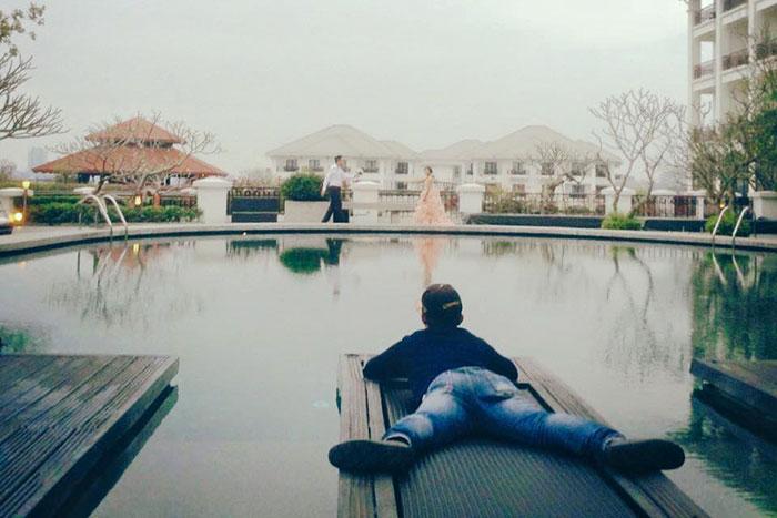 Họ đến với nhau, còn chân tôi cứ mãi xa nhau.