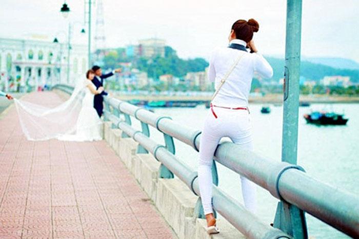 Trót mặc quần trắng, thành ra kẹp cái cột mà lo ngay ngáy.