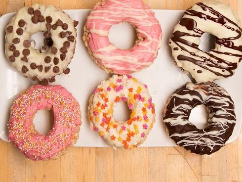 Tin được không, có một cách làm bánh donut không cần bột cũng chả cần lò!