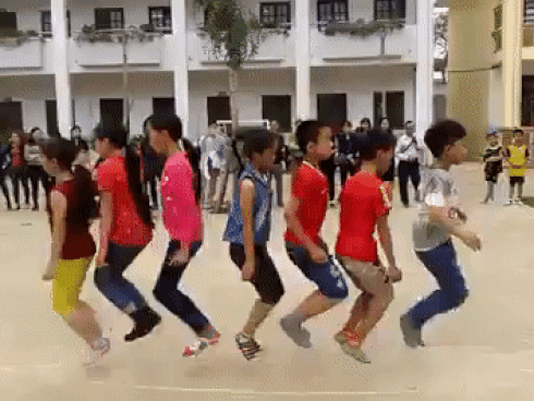 Nhóm học sinh nhảy dây 'siêu đỉnh' khiến dân mạng choáng váng
