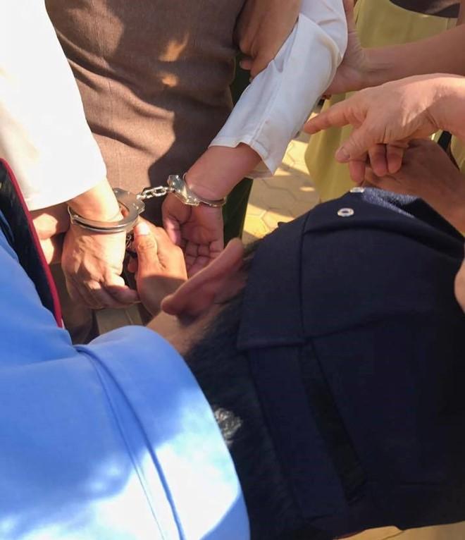 Nhom bao ve chia sung, cong tay chu truong giua san truong hinh anh 1