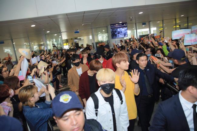 A Pink đội nón lá, SEVENTEEN bị bao vây bởi biển fan Việt tại sân bay Nội Bài - Ảnh 16.