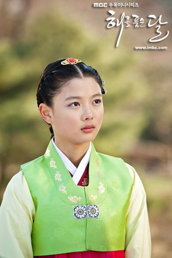 Năm 5 tuổi, Kim Yoo Jung xuất hiện lần đầu trong bộ phim điện ảnh về đề tài chiến tranh 