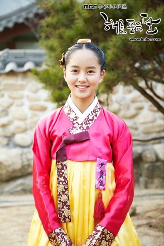 Sinh năm 1999, Kim So Hyun bắt đầu sự nghiệp diễn xuất từ năm lên 10. Cô được biết đến qua phim truyền hình 