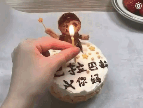 'Chị đại văn phòng' trổ tài làm bánh sinh nhật bằng bóng đèn