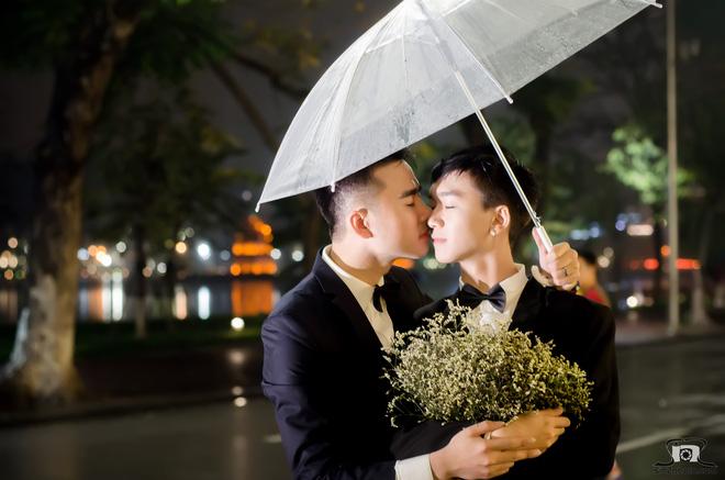 Cặp đôi đồng tính nam yêu nhau xuất phát từ yêu cầu của một nữ đạo diễn - Ảnh 5.
