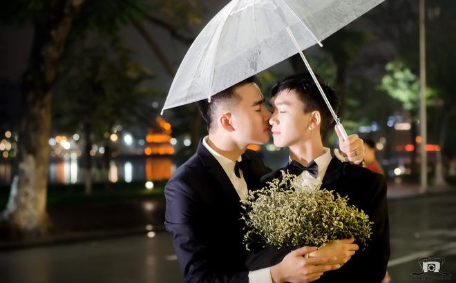 Cặp đôi đồng tính nam yêu nhau xuất phát từ yêu cầu của một nữ đạo diễn