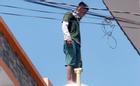 Clip: Thanh niên nghi ngáo đá 'làm xiếc' trên nóc nhà cao tầng