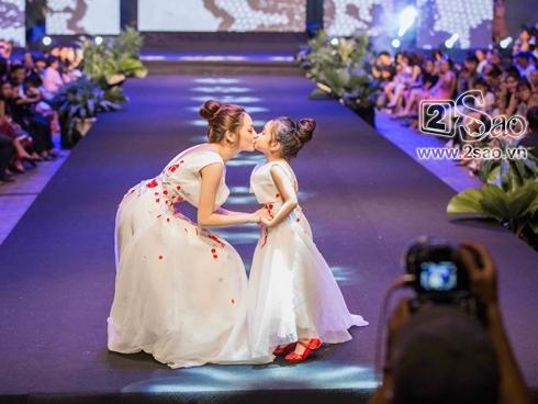 Bảo Anh bất ngờ hôn 'bản sao nhí' ngay trên sân khấu thời trang