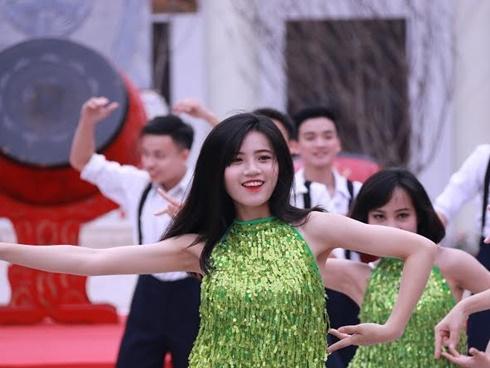Nữ sinh Học viện An ninh nhân dân nóng bỏng trong điệu nhảy dân vũ