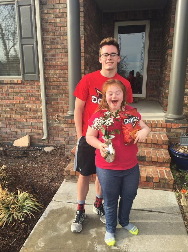 Trai đẹp tốt bụng khiến các cô gái đổ rầm rầm khi mời em gái mắc hội chứng Down của bạn thân đi dạ hội - Ảnh 3.