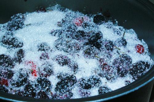 Tỷ lệ ngâm dâu hợp lý nhất là 2kg dâu và 1 kg đường. Ảnh minh họa