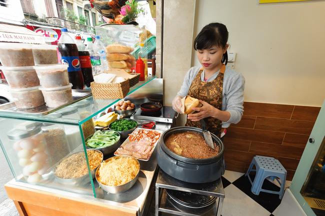 3. Bánh mì pate Lãn Ông: Quán vốn nguyên gốc ở Lãn Ông nhưng nay đã chuyển sang phố Chả Cá. Bánh mì của quán không có nhiều loại nhân như nơi khác mà trung thành với pate.