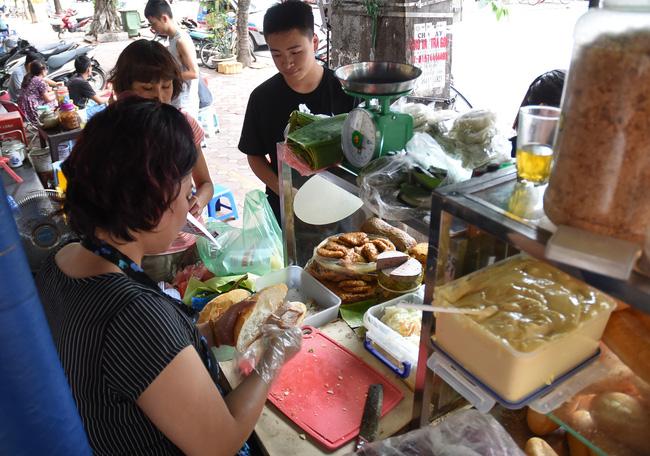 4. Bánh mì chả Lê Đại Hành: Đây vốn không phải tiệm bánh mì mà là một xe giò chả lâu năm nằm khiêm tốn ở góc phố Lê Đại Hành giao với ngõ Lê Đại Hành.