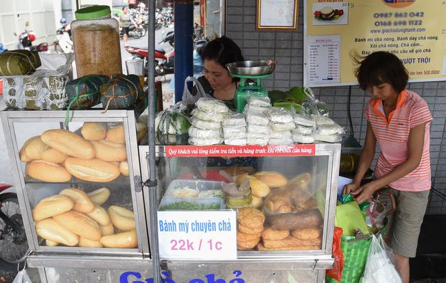 Thế nhưng món bánh mì chả ở đây lại được rất nhiều người ưa thích, đến mức, cứ tầm sáng, trưa là quán luôn đông nghịt khách ghé mua ăn sáng, ăn trưa.