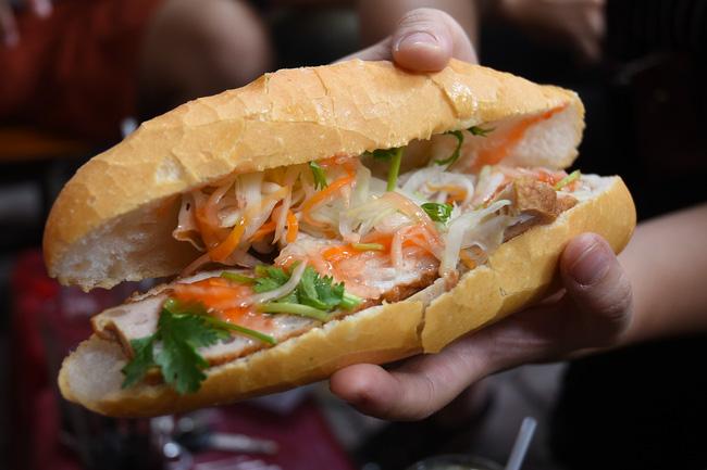 Chả ngon, bánh mì giòn lại được kẹp thêm nộm chua, sốt mayonnaise tự làm đặc sánh, béo bùi, tương ớt khiến chiếc bánh mì ở đây thực sự rất chất lượng so với mức giá 22 ngàn đồng/ chiếc. Bánh mì Lê Đại Hành bán từ sáng đến chiều tối.