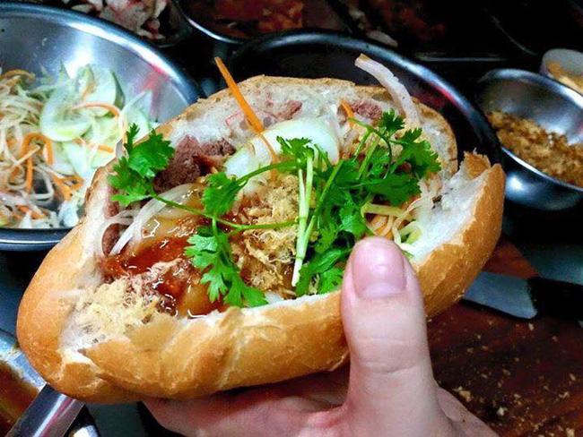 Do nằm ngay khu trung tâm với lượng du khách lớn, gần dây bên cạnh bánh mì truyền thống, hàng này còn bán thêm nhiều loại bánh mì mới như bánh mì chảo, bánh mì gà quay, heo quay, phô mai bò khoai.