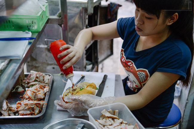 6. Bánh mì Bà Dần, Lò Sũ: Xuất hiện ở Hà Nội từ năm 1979, bánh mì Bà Dần thuộc top những hàng bánh mì lâu đời nhất của Thủ đô. Qua thời gian, khi nhiều cửa hiệu bánh mì khác mọc lên, bánh mì Bà Dần vẫn giữ được thương hiệu là món pate ngon nức mũi.