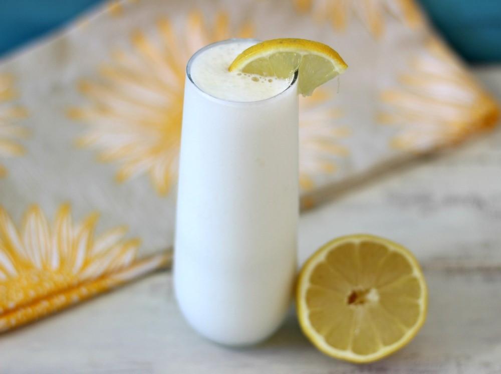 5 sinh to trai cay bo duong giup ban co lan da trang min tu ben trong hinh anh 3