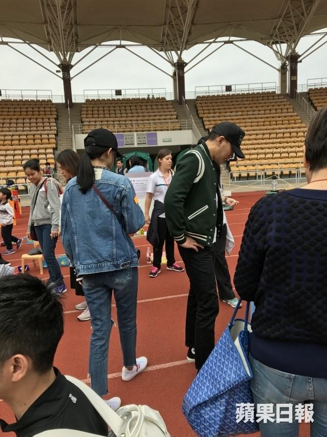 Lan dau tien Duong Mich va Luu Khai Uy cung den truong ung ho con gai hinh anh 1