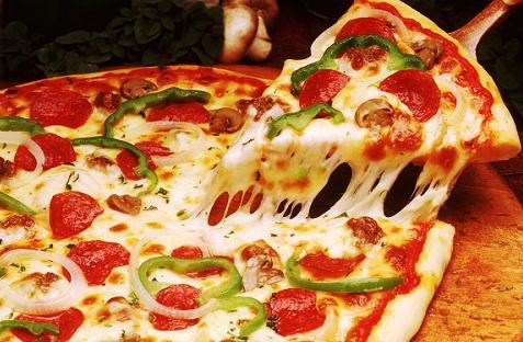 Pizza: “Pizza càng qua nhiều công đoạn chế biến thì các có hại “, bà Nicole Avena, tiến sĩ chuyên nghiên cứu về chứng nghiện đồ ăn cho biết. “Hãy cố gắng tìm những loại pizza với thành phần tươi và chứa ít phomai, vì loại thực phẩm này thường trải qua ít công đoạn chế biến hơn. Nếu như bạn tự làm bánh pizza thì hãy sử dụng bột súp lơ, vẫn đảm bảo hương vị ngon và tốt cho sức khỏe.