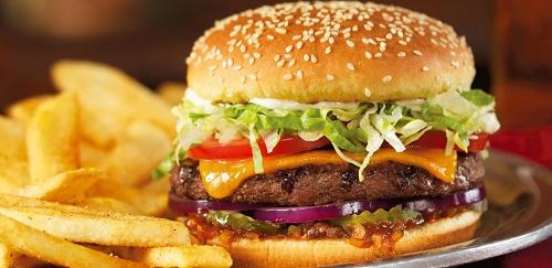 Bánh burger kẹp pho mai: Không khó để tìm kiếm quán ăn nhanh luôn sẵn sàng phục vụ bánh burger kẹp pho mai, khiến cơn nghiện món ăn này càng trở nên khó bỏ. “Cách tốt nhất là tự làm bánh burger ở nhà. Nếu bạn có thể bỏ được phần bánh và chỉ ăn phần nhân thịt, điều này sẽ có lợi cho bạn. Điểm mấu chốt là loại bỏ các thành phần đã qua nhiều công đoạn chế biến khỏi bữa ăn”. Việc ăn nhiều bánh burger không chỉ khiến bạn tăng cần mà còn có nhiều hiểm họa khác: ăn quá nhiều thịt đỏ làm tăng khả năng bị ung thư, hỏng thận, tiểu đường loại 2 và các bệnh khác.