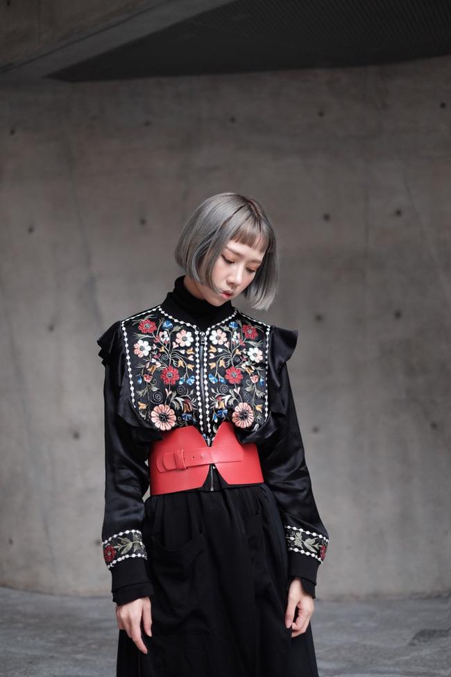 Min với cây đồ đen cài corset, chào sân Seoul Fashion Week từ sáng sớm - Ảnh 3.