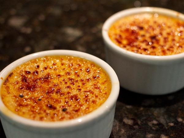 Pháp: Crème Brulee là món tráng miệng được ưa chuộng trên toàn nước Pháp với hương vị béo ngậy, gồm hỗn hợp sữa – trứng – kem được phủ lên một lớp caramel giòn, cứng, có màu vàng nâu bắt mắt. (Ảnh: Flickr / Keith McDuffee)