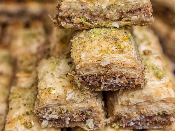 Thổ Nhĩ Kỳ: Baklava - Một trong những đặc sản của Thổ Nhĩ Kỳ là bánh baklava. Những chiếc bánh này được làm từ nhiều lớp bột mỏng kết hợp với các loại hạt giã nhỏ ở bên trong. Các lớp kết dính với nhau nhờ si-rô hoặc mật ong. (Anhr: Catherine Sharman / Flickr)