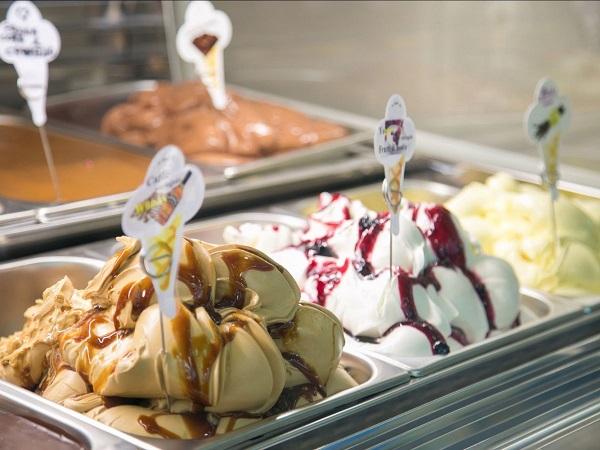 Italy: kem gelato - Trên đường phố Italy tràn ngập những cửa hàng bán kem gelato. Kem Italy thường mềm mịn hơn so với kem truyền thống của Mỹ. Kem gelato có nhiều hương vị như mâm xôi, hạt dẻ cười, rượu rum, và sô cô la. (Ảnh: Flickr / Natalia Reznichenko)