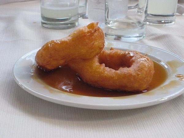 Peru: Picarones - Picarones là một loại bánh rán Peru. Chúng được tạo ra bằng cách rán hỗn hợp khoai lang, bí, bột mỳ, men, đường và cây hồi. (Ảnh: G M / Flickr)