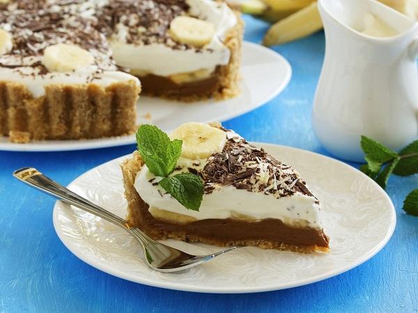 Anh: Banoffee pie - Nước Anh là quê hương của bánh banoffee, một loại bánh ngon được làm từ chuối, kem, kẹo bơ cứng và đôi khi là sô cô la hay cà phê. (Ảnh: Shutterstock / Lesya Dolyuk)