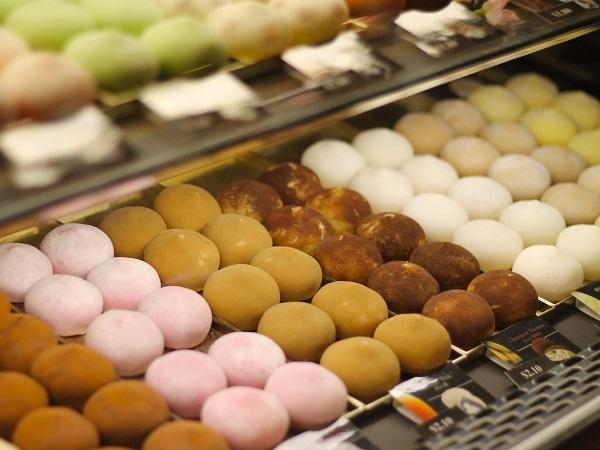 Nhật Bản: Mochi - Tên gọi mochi trong tiếng Nhật bắt nguồn từ mochigome, một loại gạo nếp được nghiền thành bột nhão và đúc thành hình tròn. Mochi có sẵn quanh năm, nhưng thường được ăn và bán tại Nhật vào dịp năm mới. (Ảnh: LWYang / Flickr)