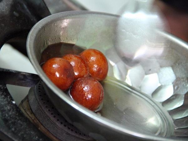 Ấn Độ: Gulab jamun - Gulab Jamun là một trong những món tráng miệng được yêu thích nhất của Ấn Độ, bánh cũng được ăn phổ biến khắp khu vực Đông Nam Á. Nó trông giống như bánh donut nhúng trong xi-rô đường, sau đó được chiên bơ, không dùng dầu. (Ảnh: Seba Della y Sole Bossio / Flickr)