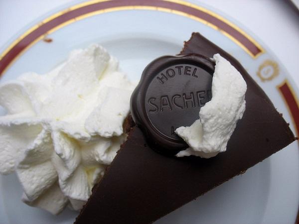 Áo: Sachertorte - Người ta biết đến Áo với món tráng miệng nổi tiếng, Sachertorte, loại bánh sô cô la dày nhưng không quá ngọt được phát minh vào năm 1832 bởi người Áo Franz Sacher. Công thức làm bánh này chỉ được người làm bánh tại khách sạn Sacher ở Vienna nắm giữ. (Ảnh: vjamnicky / Flickr)