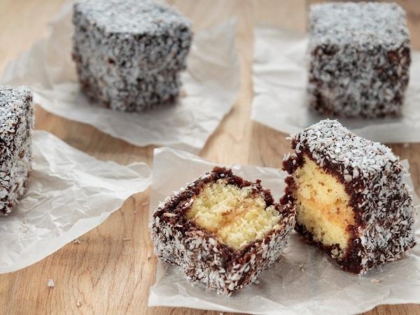 Australia: Lamingtons là món tráng miệng hình vuông gồm bánh xốp vàng bọc trong sô cô la và những mảnh dừa nhỏ được rắc bên ngoài. (Ảnh: DarioZg / iStock)