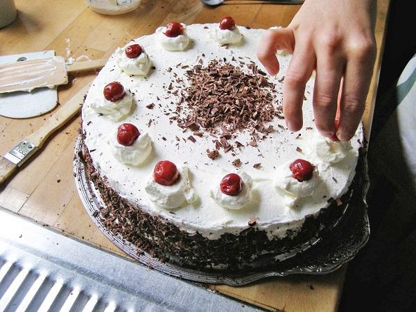 Đức: Bánh Schwarzwälder Kirschtorte có nghĩa là “Rừng Đen”, có nguồn gốc từ khu vực Rừng Đen phía tây nam nước Đức. Món bánh này là sự pha trộn hài hòa của kem, sô cô la, anh đào và loại rượu trái cây Kirsch của Đức… tất cả tạo nên một loại bánh có hương vị độc đáo. (Ảnh: Erich Ferdinand / Flickr)