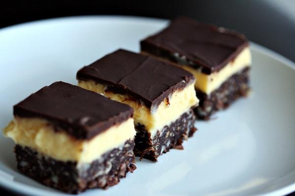 Canada: Nanaimo bar - Món tráng miệng Nanaimo bar của người Canada lấy theo tên thành phố Nanaimo ở tỉnh British Columbia. Món bánh này gồm một lớp vỏ bánh xốp cộng với lớp sữa trứng có hương vị bơ đông lạnh và bên ngoài được phủ lớp sô cô la tan chảy.