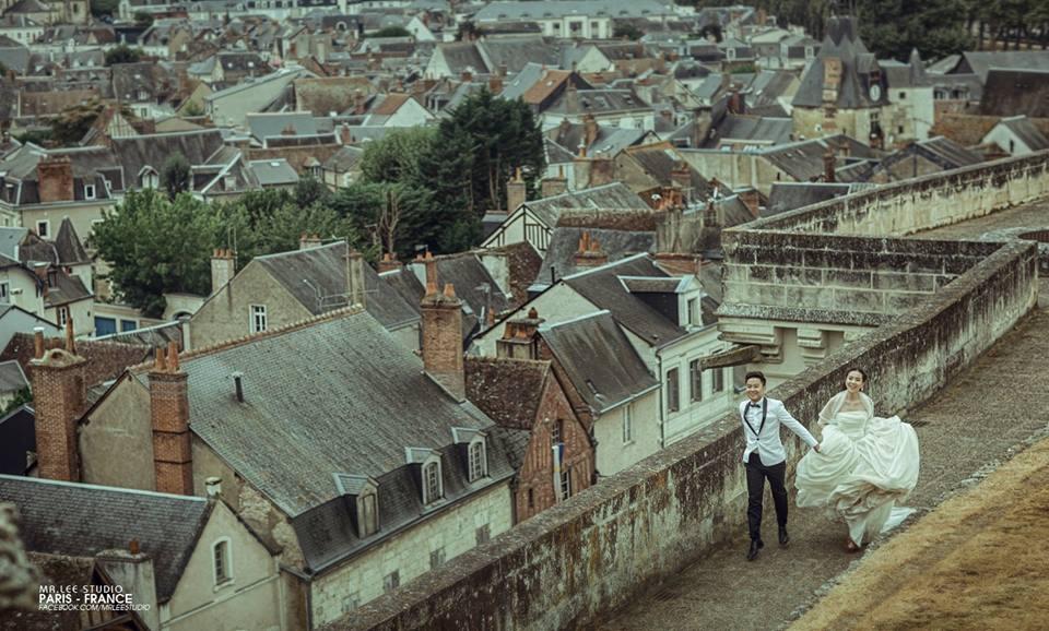 Trong bộ ảnh, Mai Ngọc xinh đẹp như một nàng công chúa sống trong những tòa lâu đài cổ tại Paris, Pháp.